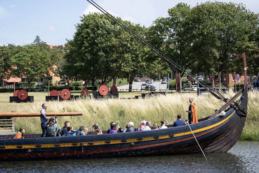 Om sommeren kan Vikingeskibsmuseets gæster gå ombord i Vikingeskibe. Foto: Jacob N. Andreassen
